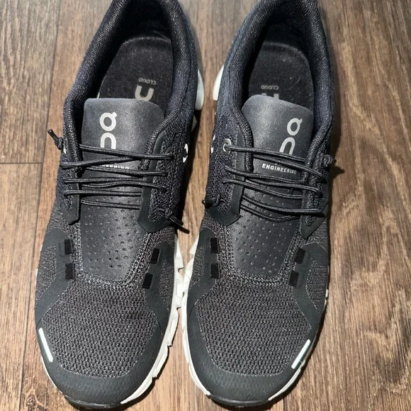 On cloud Running Black and White Athletic Shoes - Picture 2 of 4